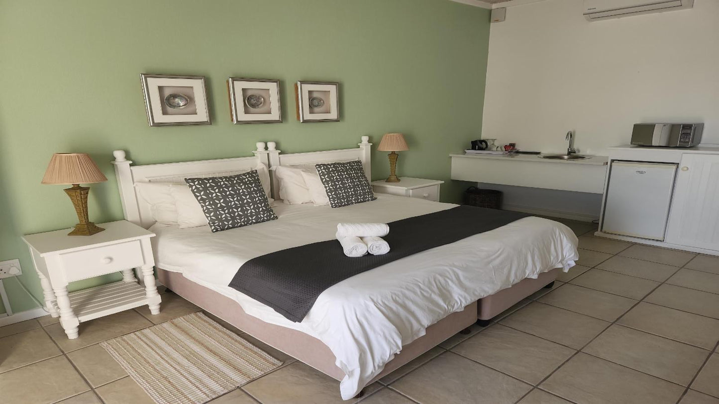 Deluxe King Room @ Paternoster Lodge