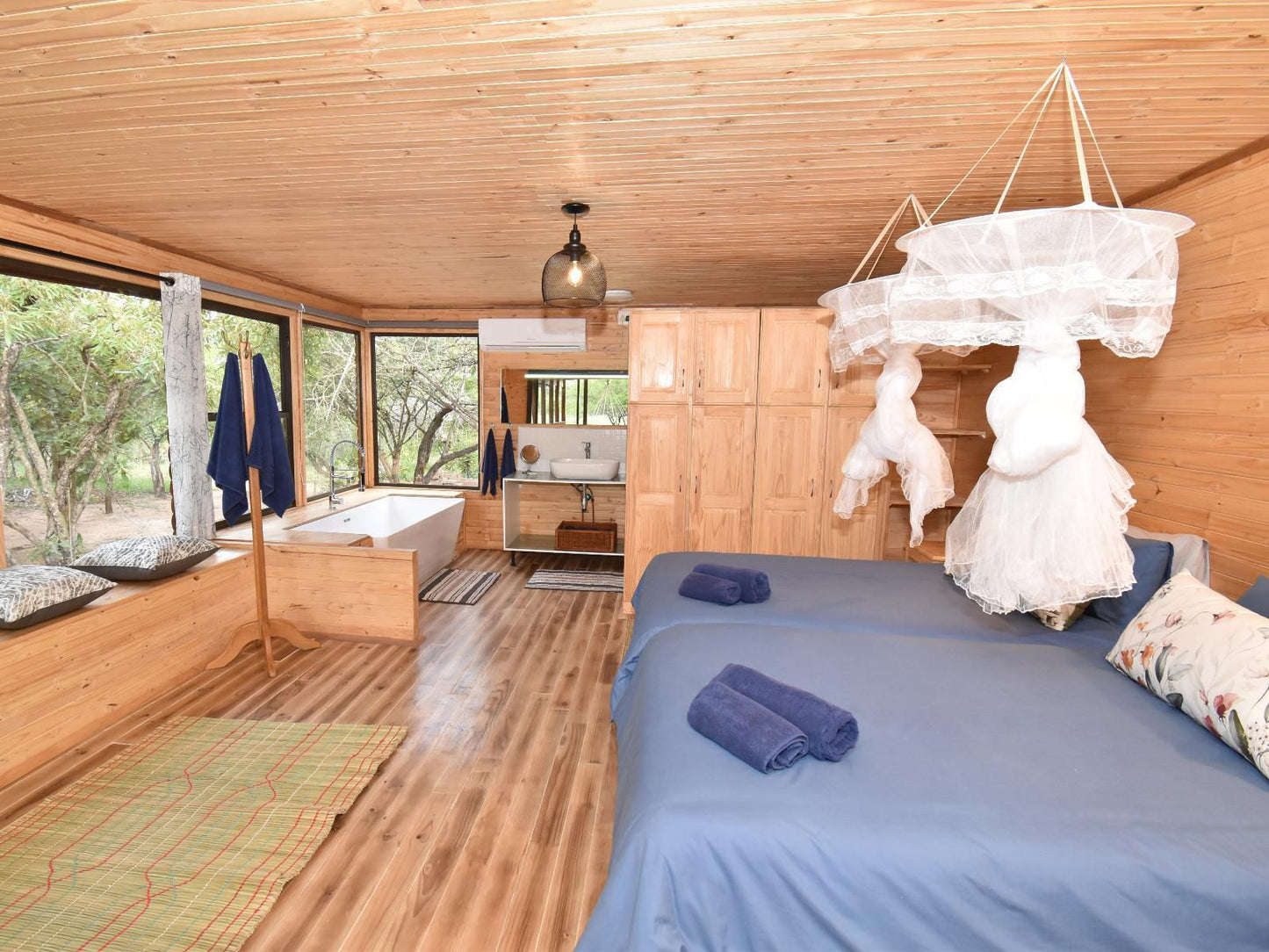 Pezulu Tree House Lodge, Zebrawood (Self-Catering Bush Cabin), Bedroom