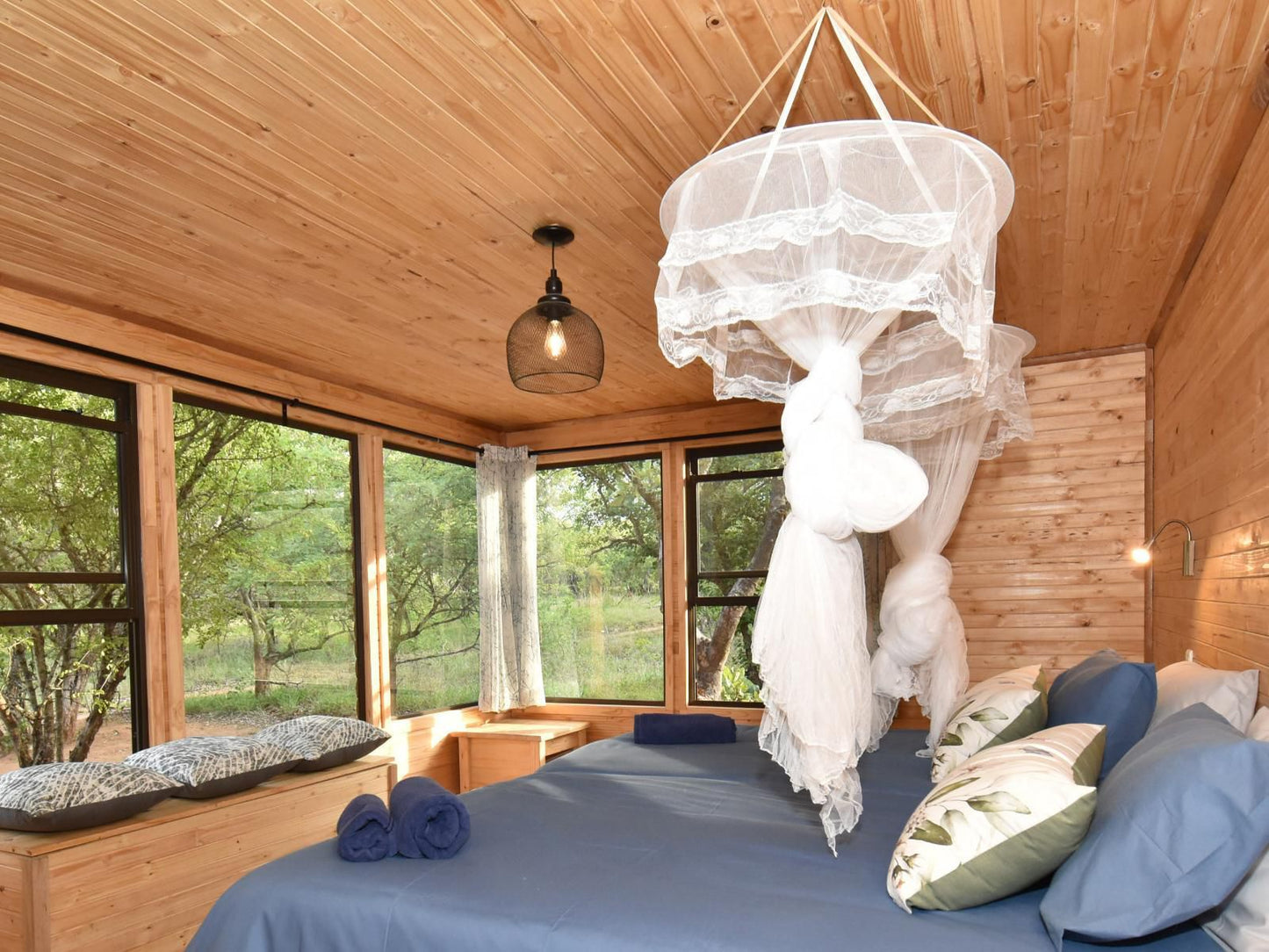 Pezulu Tree House Lodge, Zebrawood (Self-Catering Bush Cabin), Bedroom