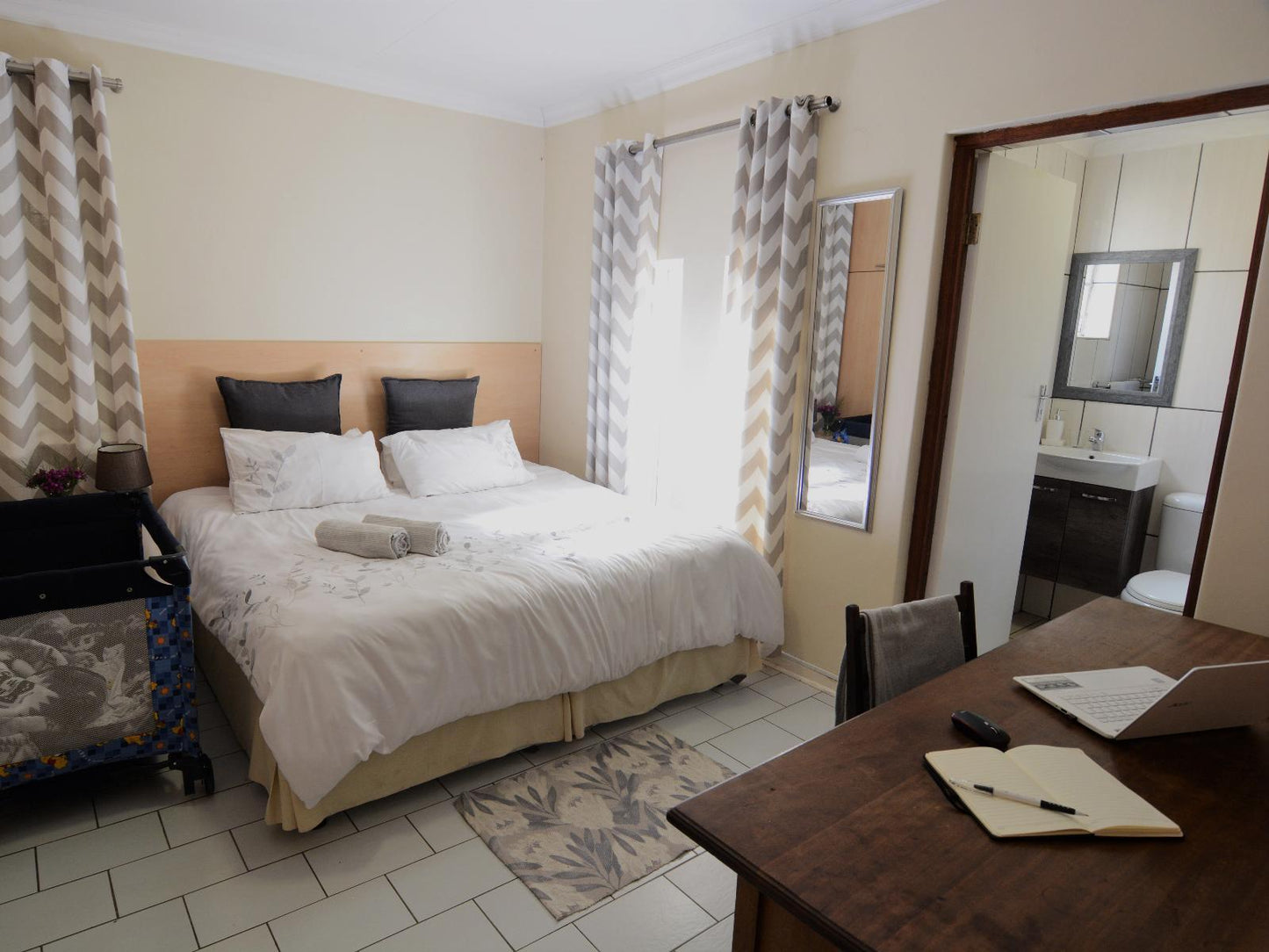 Deluxe en-suite Double or Twin Room @ Pretoria East Guest Rooms