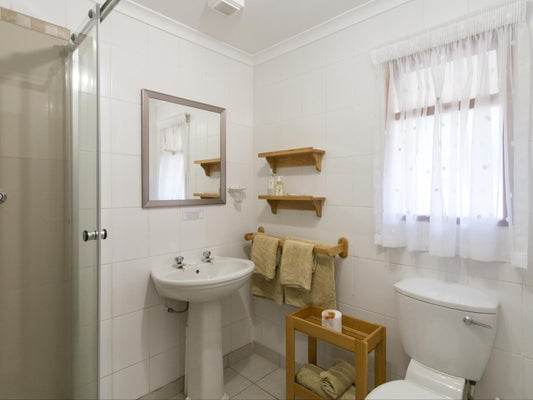 Twin-bedded room with en-suite shower @ Pumula Lodge Knysna 4 Star B&B