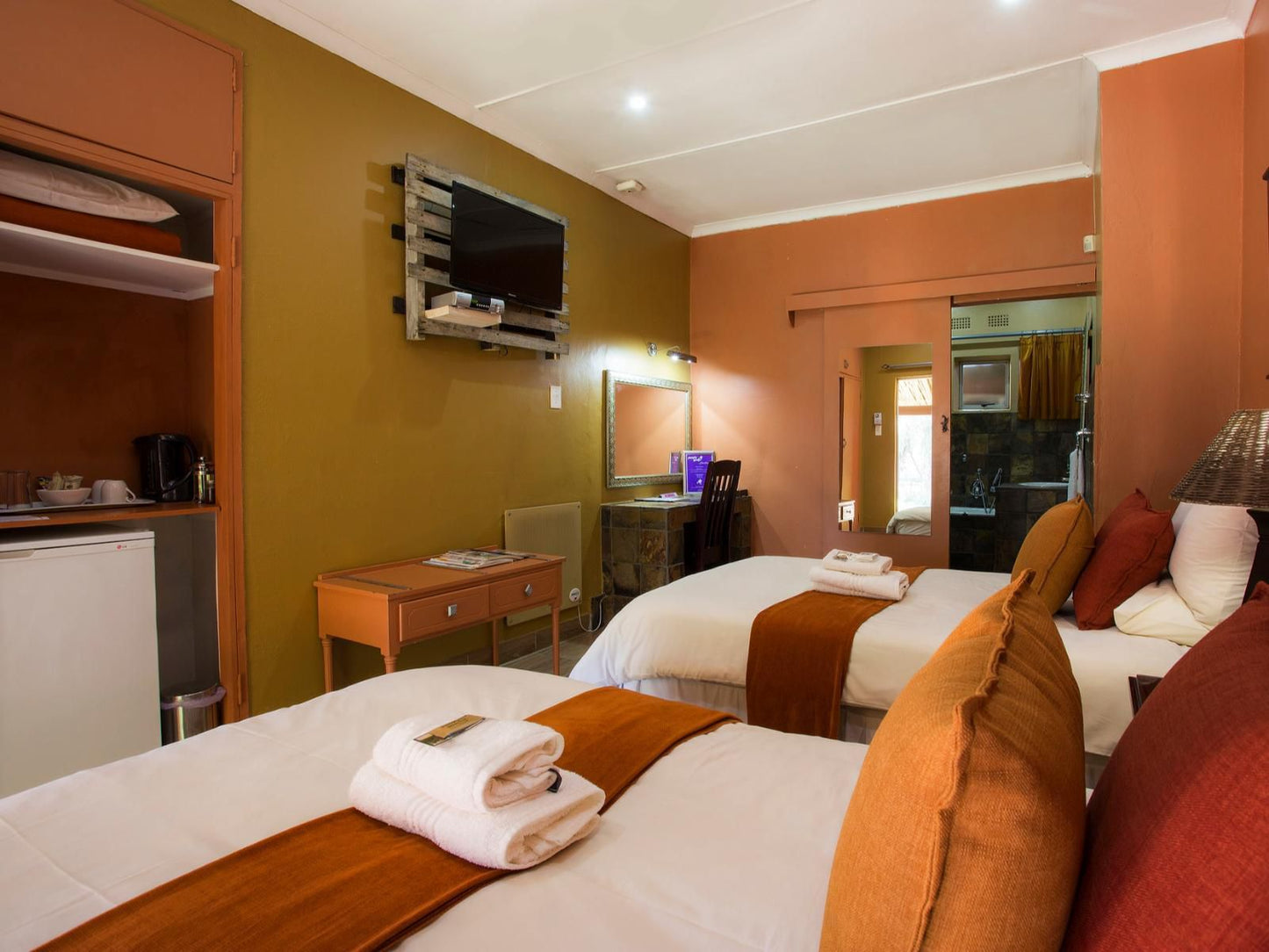 Purple Gecko Guest House, Comfort Queen Room, Colorful