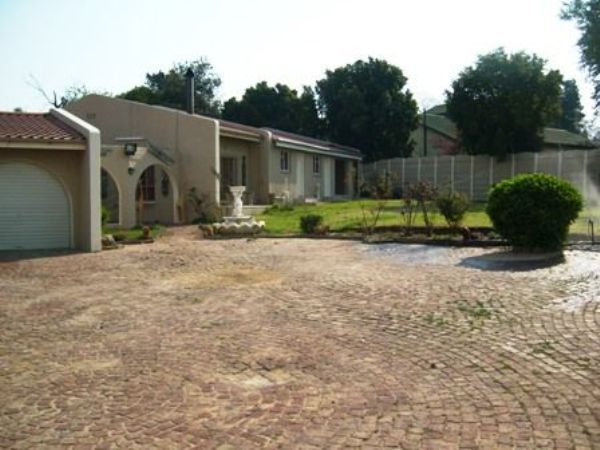 Queen Bed And Breakfast Kelvin Johannesburg Gauteng South Africa House, Building, Architecture, Palm Tree, Plant, Nature, Wood