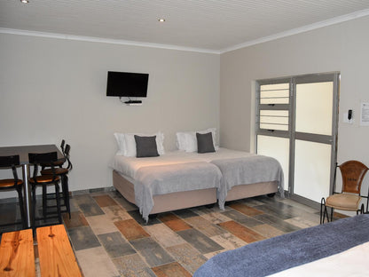 Quiver Inn Guesthouse, Family Room 1 x Queen-bed and 2x 3/4 bed, Bedroom