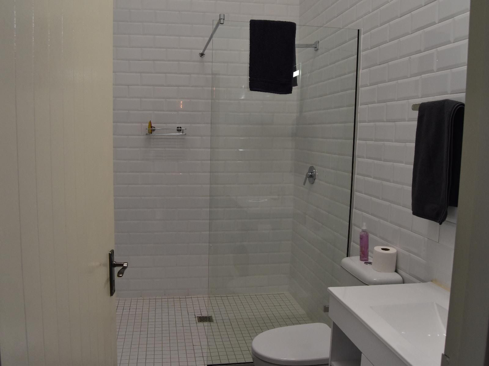 Quiver Inn Guesthouse, Luxury Duplex Unit 14, Colorless, Bathroom