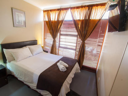 Double bed with shower @ Ramasibi Bed & Breakfast