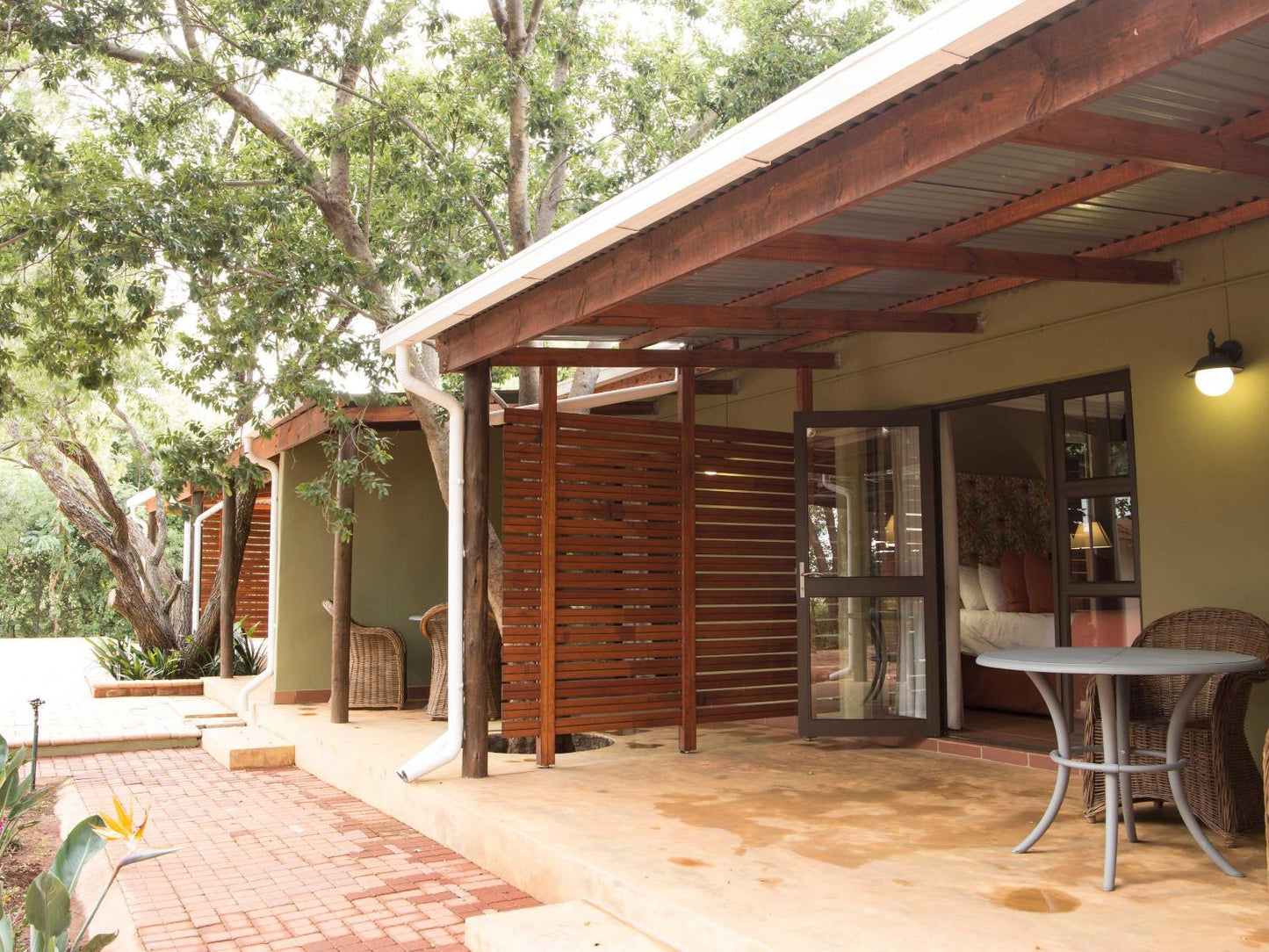 Double room with queen bed @ Remhoogte Mountain Lodge