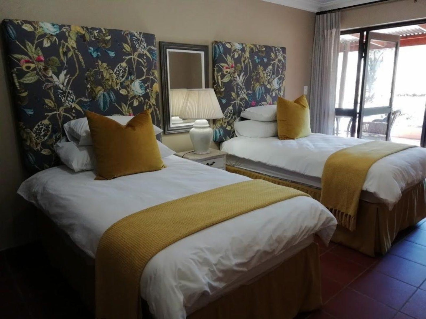 Double room with twin beds @ Remhoogte Mountain Lodge