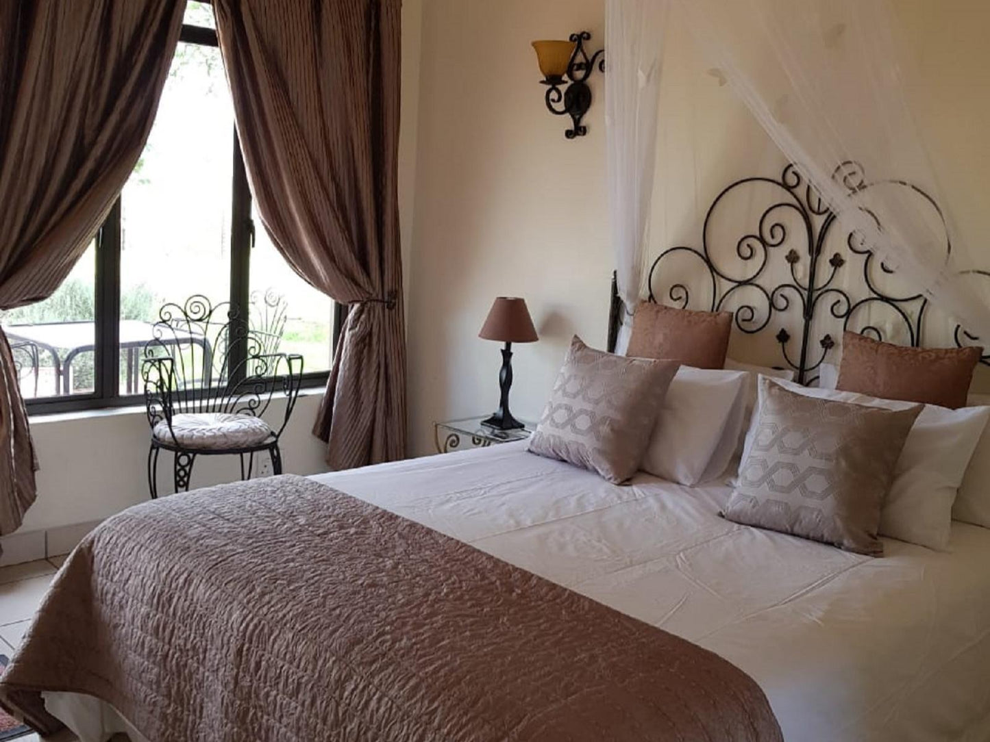 Villa Adamo - Queen Room B1 @ River Crossing Berg Accommodation