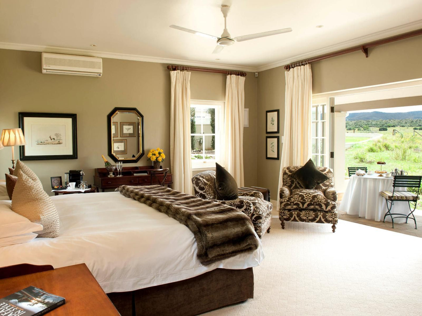 Riverbend Lodge, LongHope Villa, Bedroom