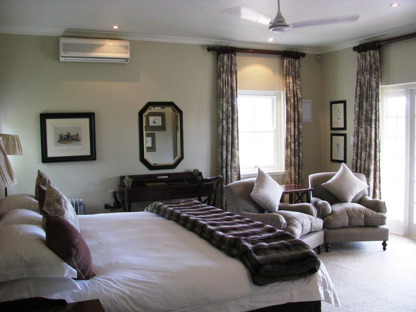 Riverbend Lodge, Luxury Suite, Bedroom