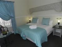 Twin Room with bath @ Riversyde Manor