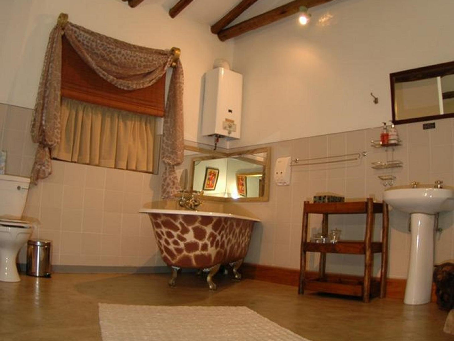Luxury Room 1 - Giraffe @ Roosfontein Bed And Breakfast And Conference Room