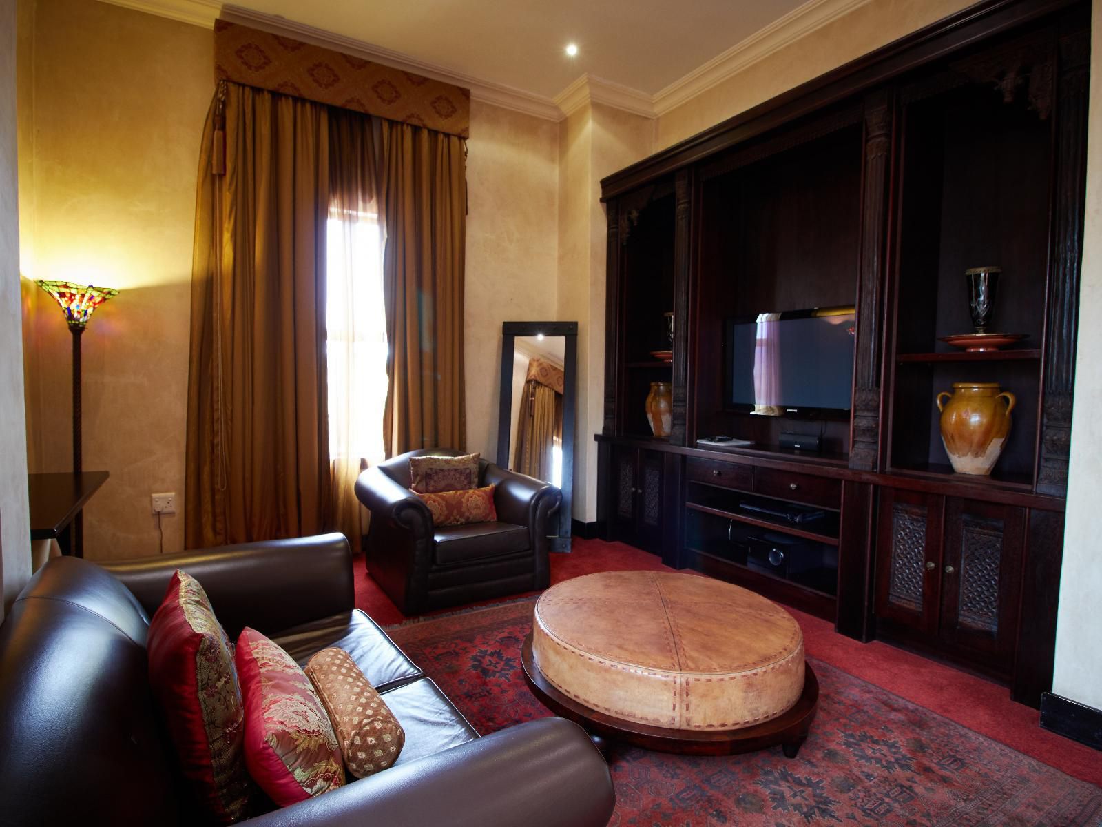 Royal Elephant Hotel & Conference Centre, Executive Suite, Living Room