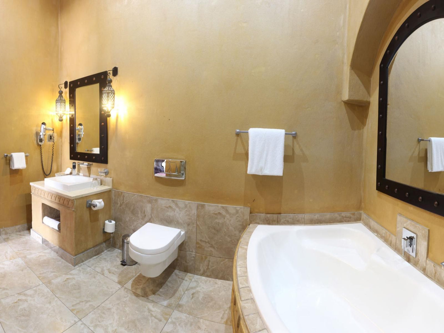 Royal Elephant Hotel & Conference Centre, Junior Suite, Bathroom