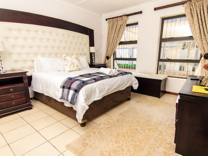 Room 2 Ngungunyane- Shared Bathroom @ Royal Guesthouse