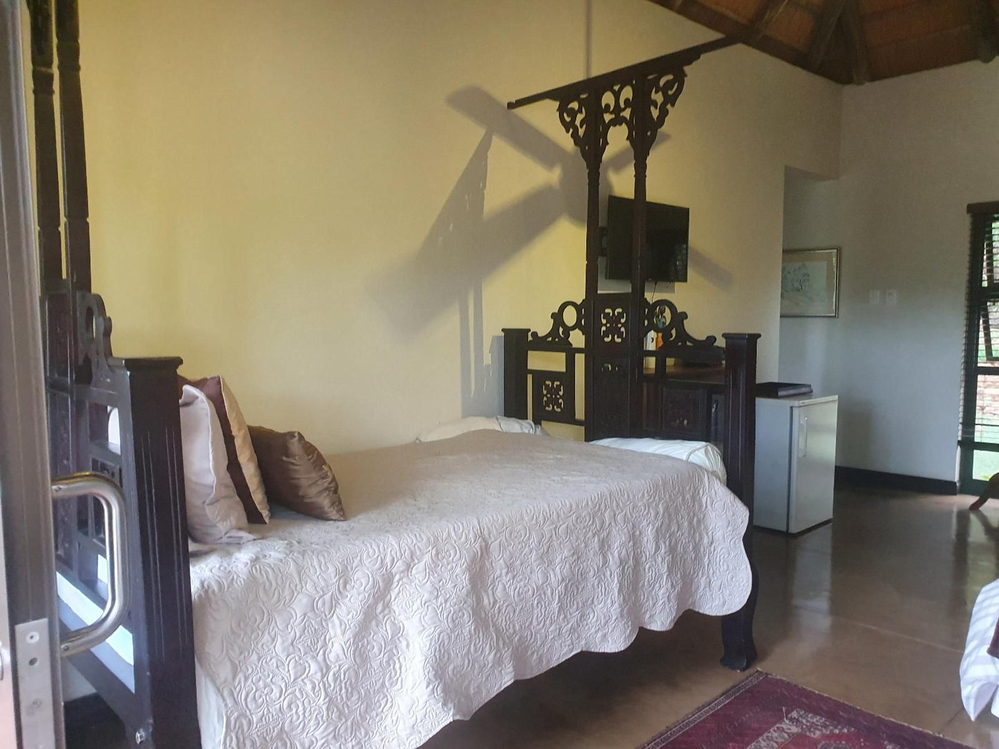 Royal Jozini Private Game Reserve, Siqalo's Warthog - family rm for 4, Bedroom