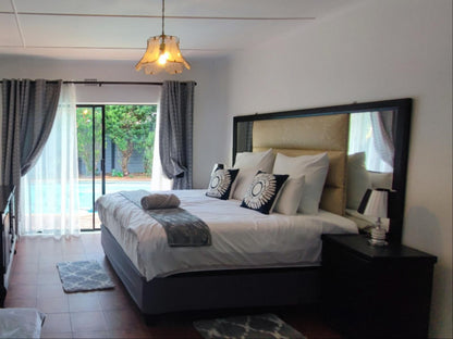 S & S Village Guest House, Deluxe Queen Room, Bedroom