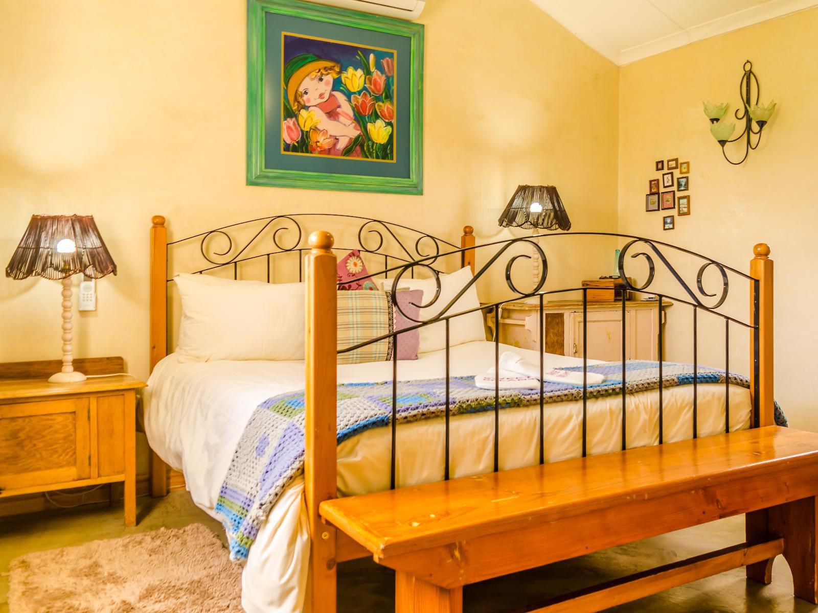 Seven Oaks Vineyard Cottages, Shiraz Cottage, Colorful, Bedroom