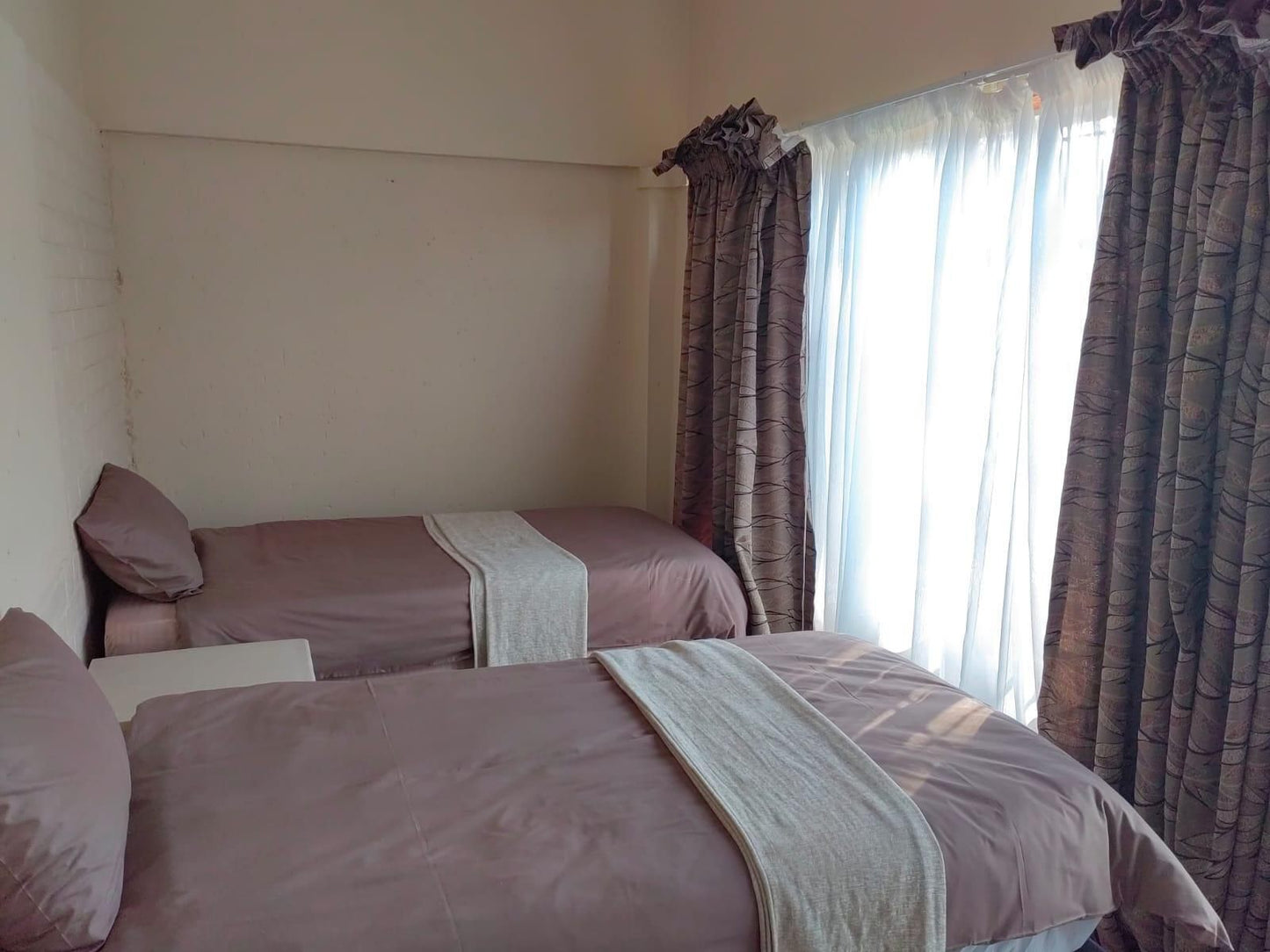 Sibahlenomhlambi Guest House, Superior King, Bedroom