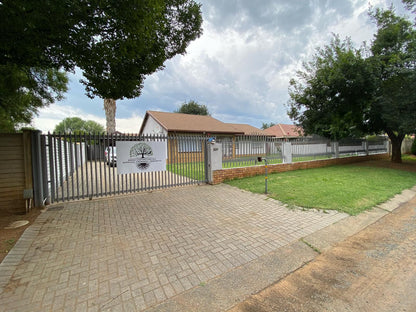 Simbia Contractors Inn, Gate, Architecture, House, Building