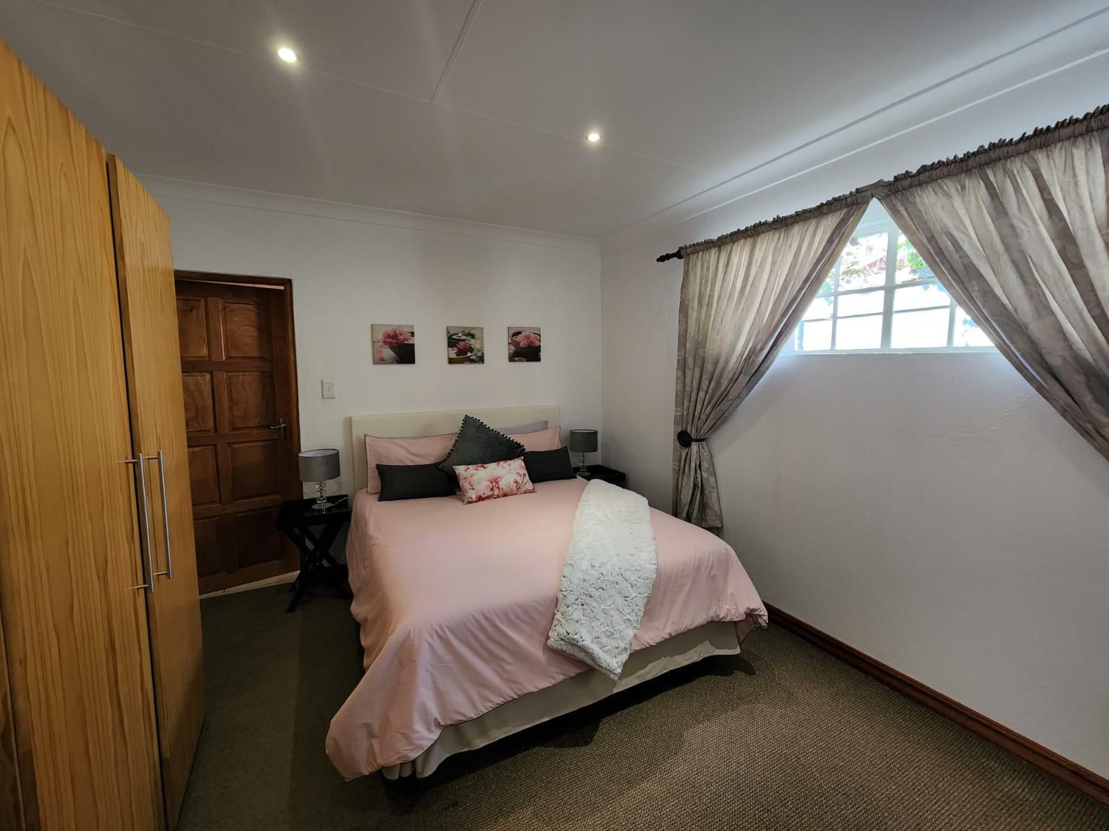 Six Valk Avenue Guest House, Room 4 King Room, Bedroom