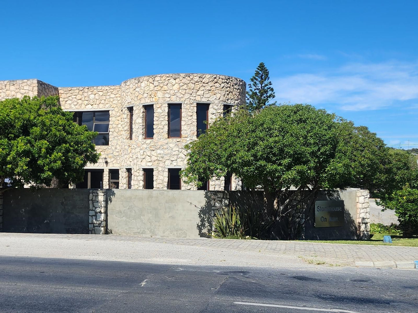 Stonehouse On Main, Building, Architecture