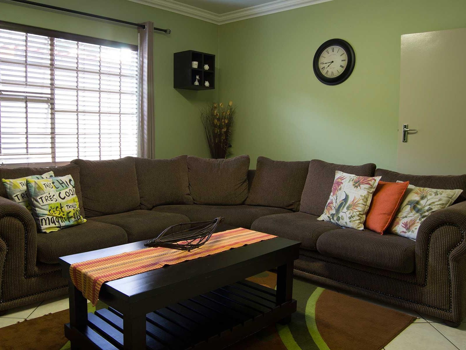 Summer Garden Accommodation (The Flower Box), Living Room