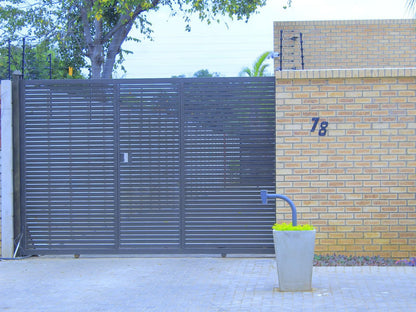 The Grand Comfort Lodge, Gate, Architecture