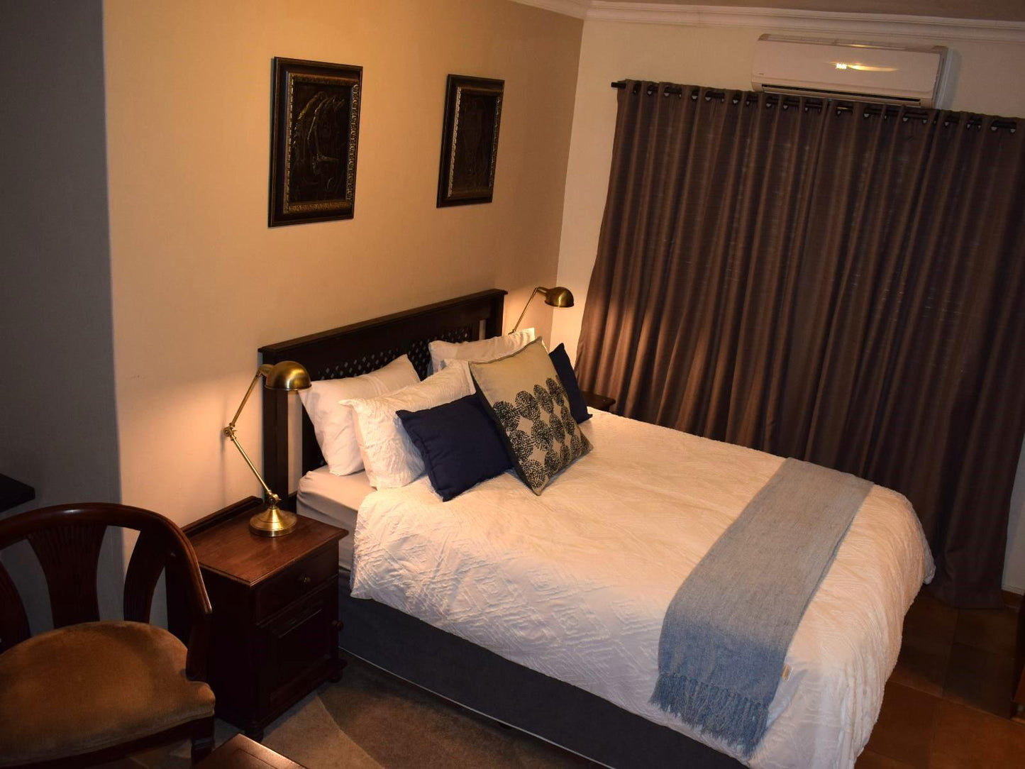 Room 2 - Luxury Queen @ The Oak Potch Guesthouse