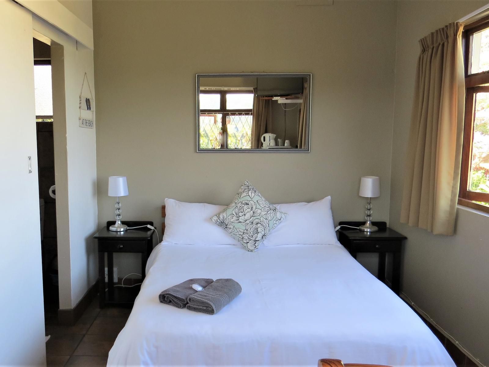 The Tweni Waterfront Guest Lodge, Room 10 Self catering Open Plan Unit, Bedroom