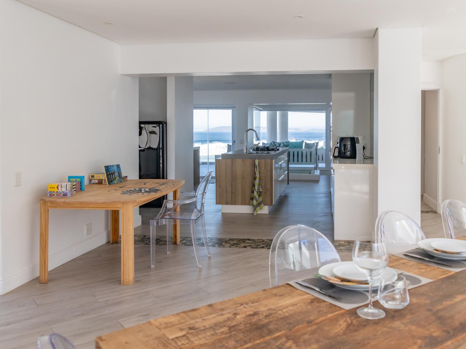 The Waves On Keurboomstrand, Living Room