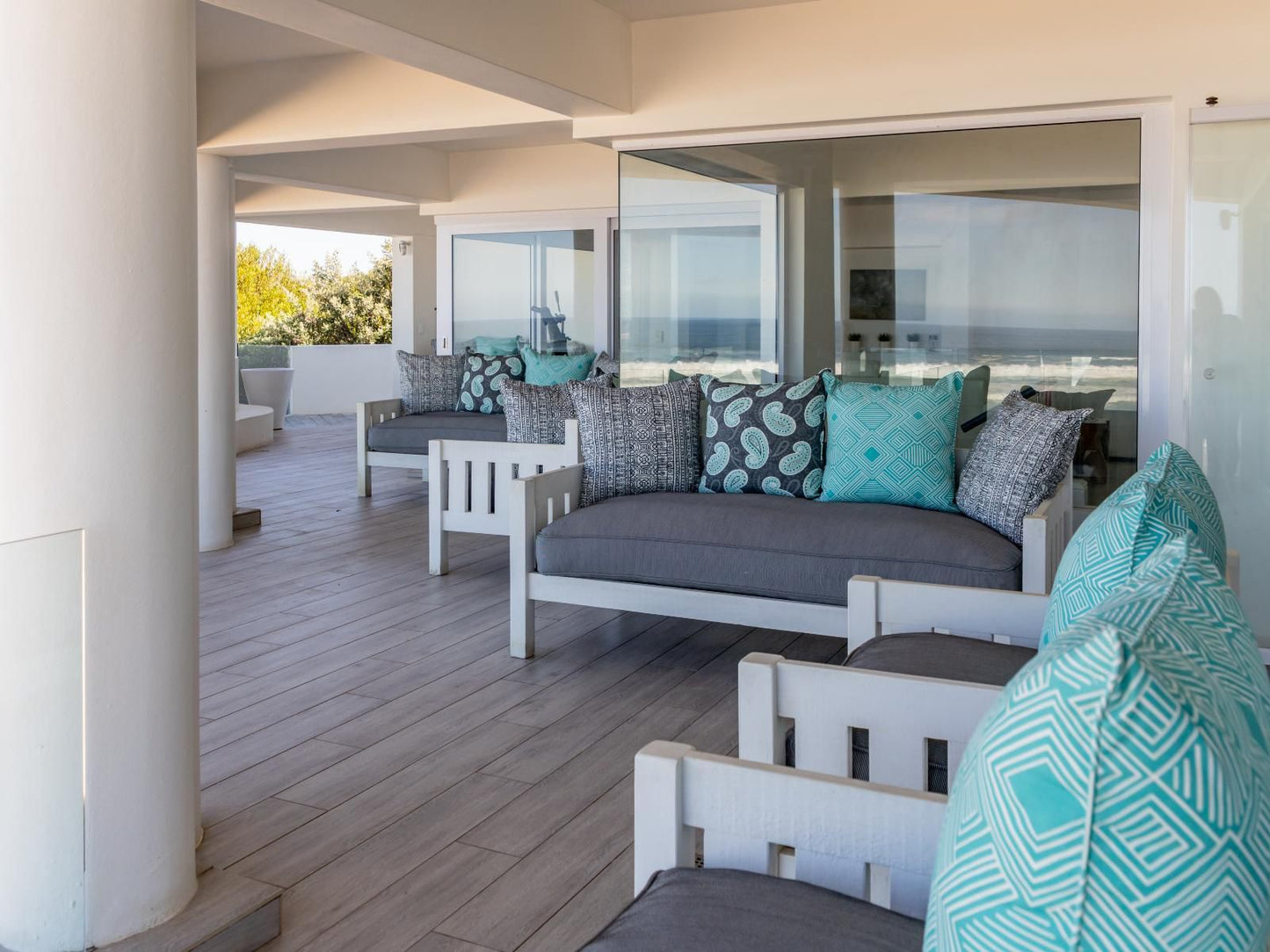 The Waves On Keurboomstrand, Living Room