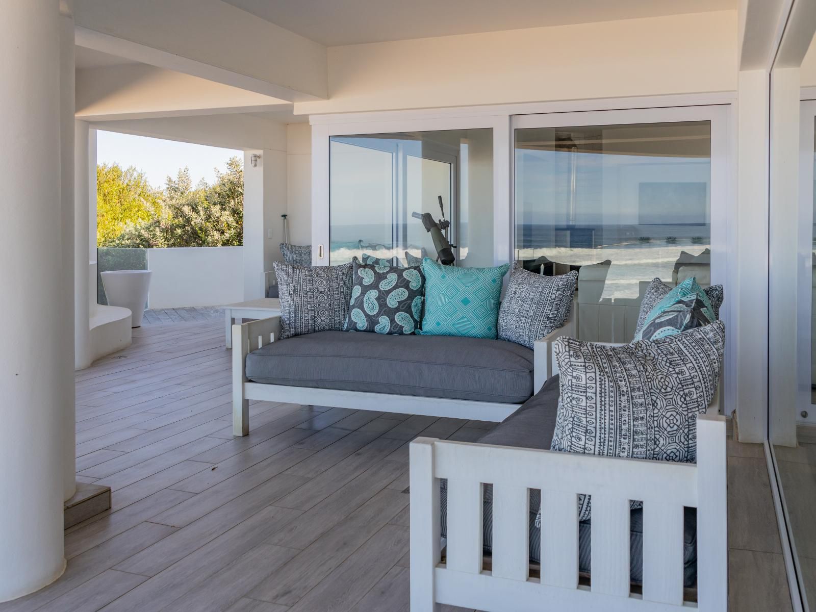 The Waves On Keurboomstrand, Living Room