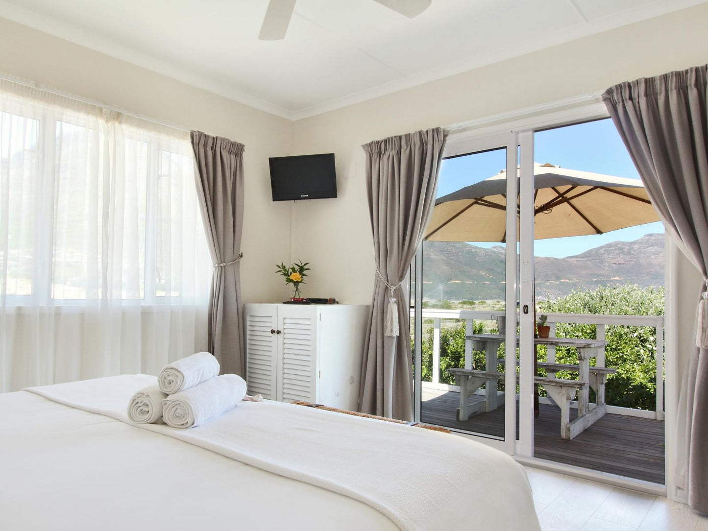 Deluxe Room 2 Super King Size Bed @ Beach House Guest House - Hout Bay