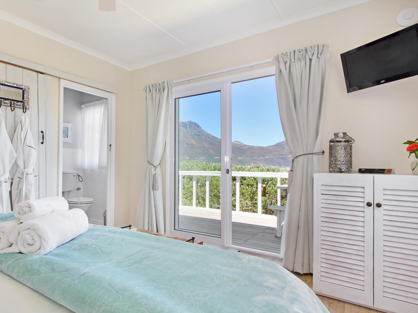 Deluxe Room 3 Superking Size Bed @ Beach House Guest House - Hout Bay