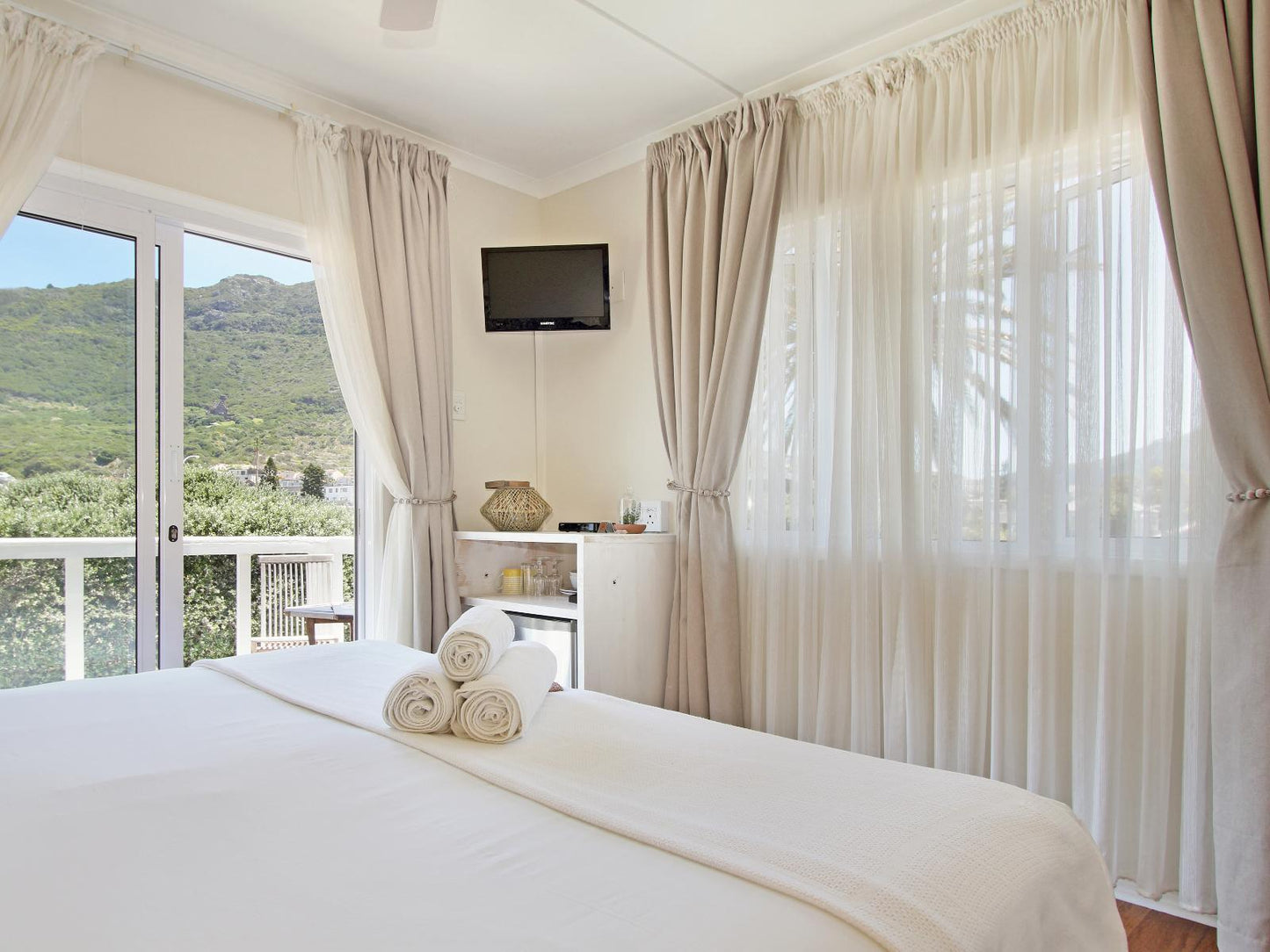 Deluxe Room 4 SuperKing Size Bed @ Beach House Guest House - Hout Bay