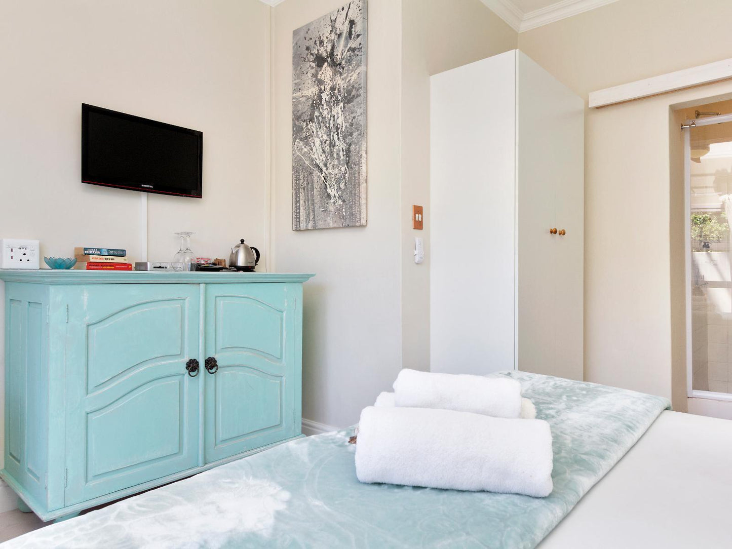 Standard Room 5 Queen size Bed @ Beach House Guest House - Hout Bay