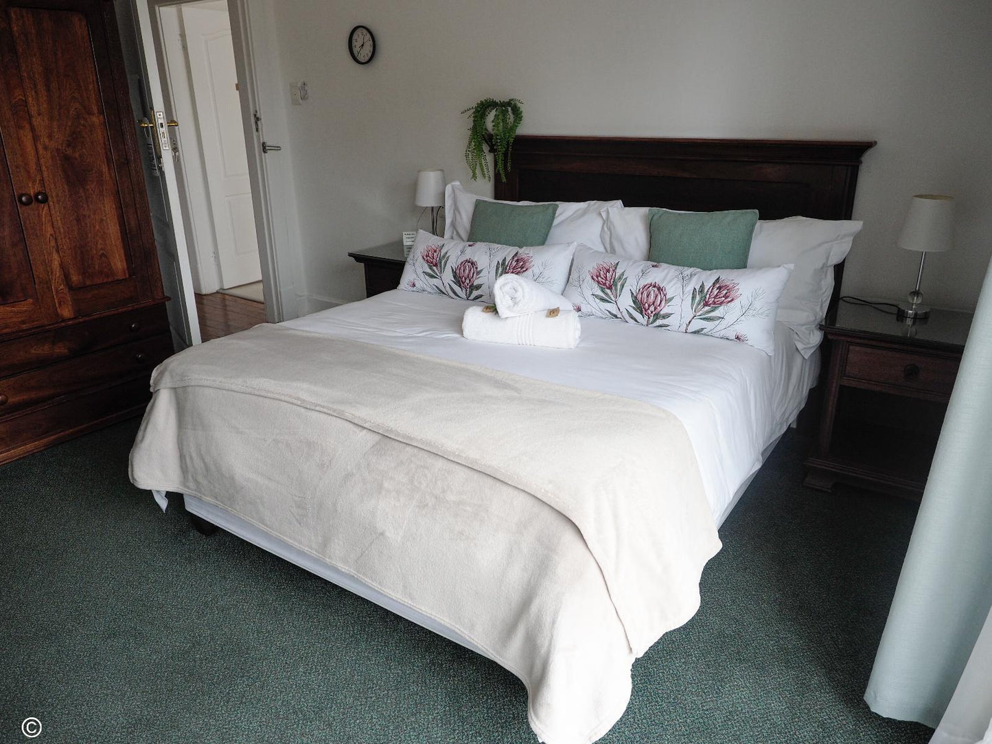 Double Room with Queen Bed @ The Palace Guest House