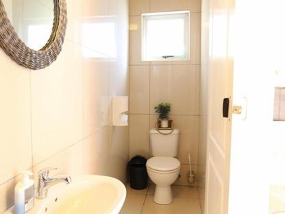 Tilla'S Guesthouse, Self-Catering Apartment, Bright, Bathroom