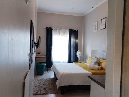 Tokelo Guesthouse Emalahleni, Standard King Room 4, Bedroom