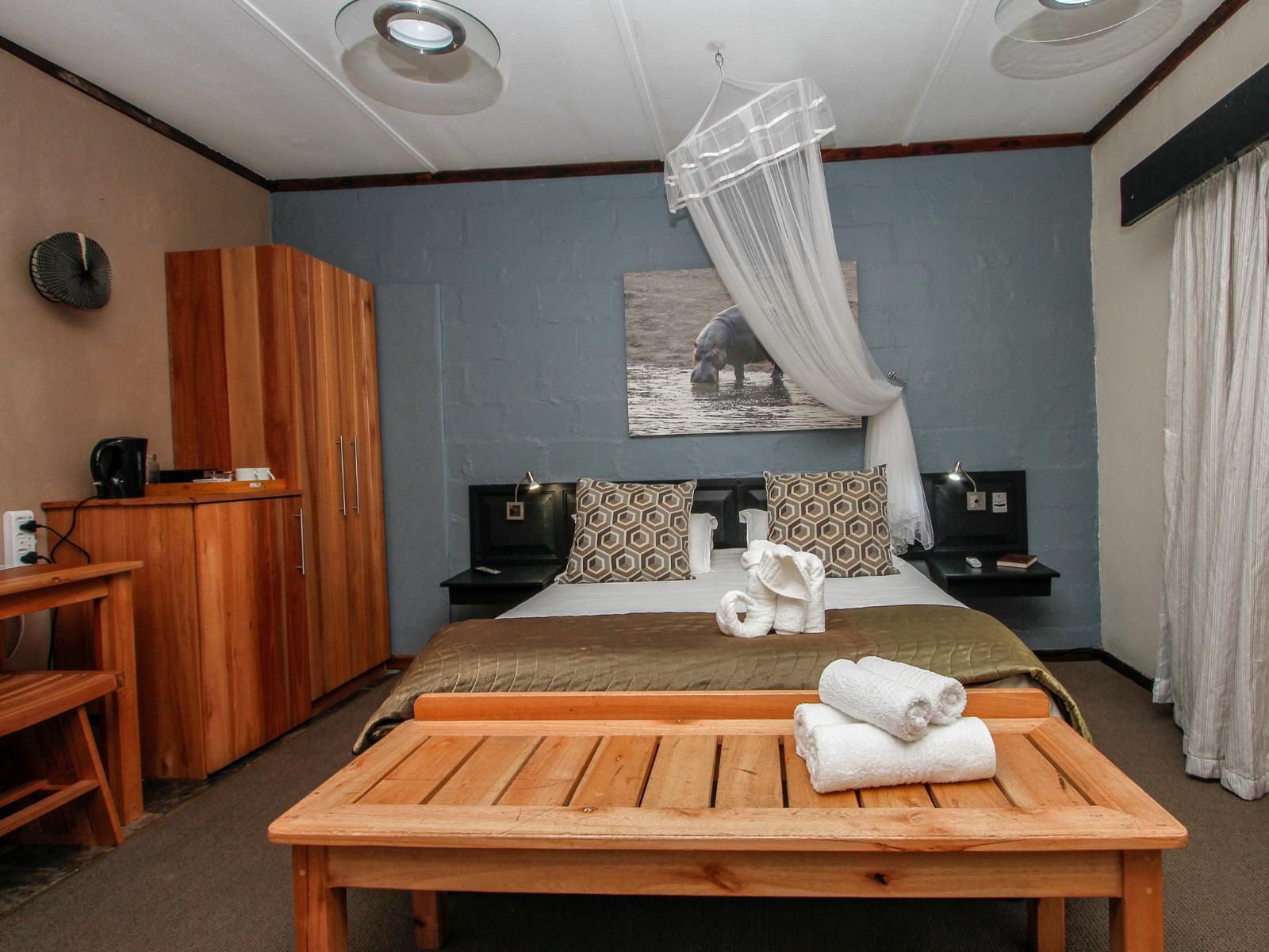 Umlilo Lodge, Pool Room, Bedroom