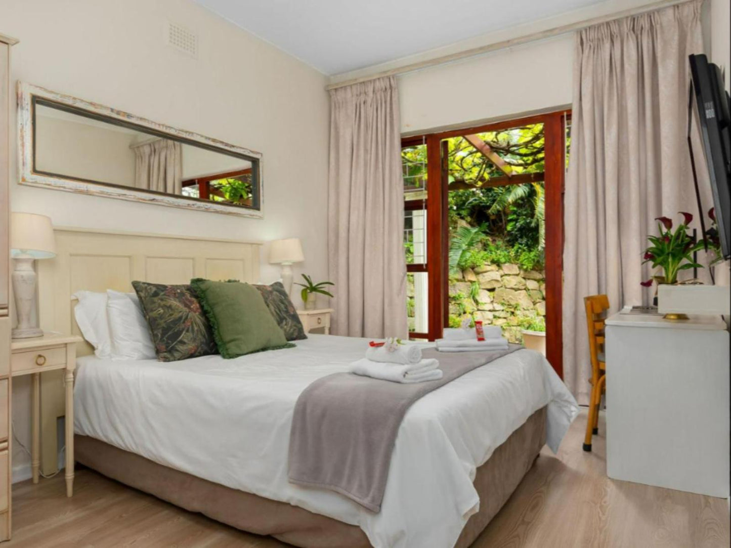Self-Catering 2 Bed Flat @ Valley Heights