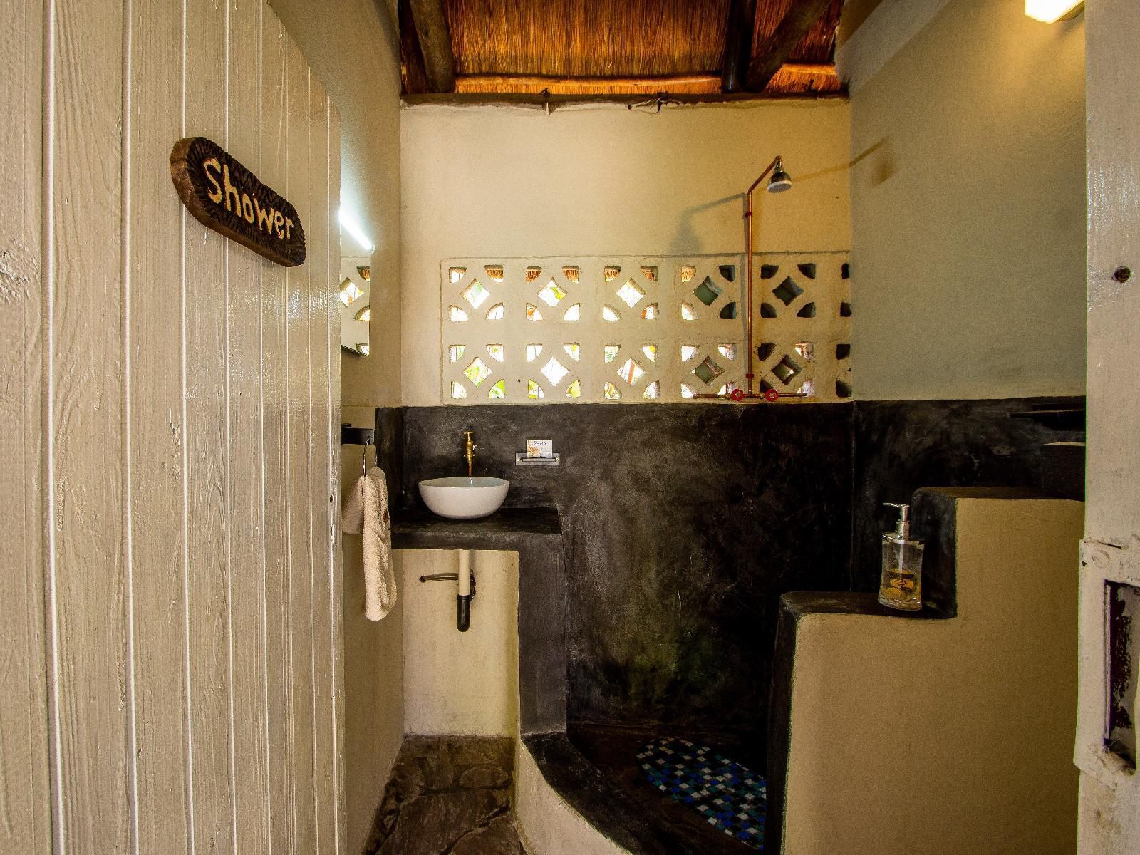 Victoria Falls Backpackers Lodge, Hippo Dorm, Bathroom