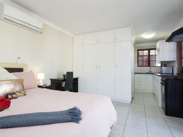 Double de Luxe Room 7 Outside @ Walmer Villiers Self Catering