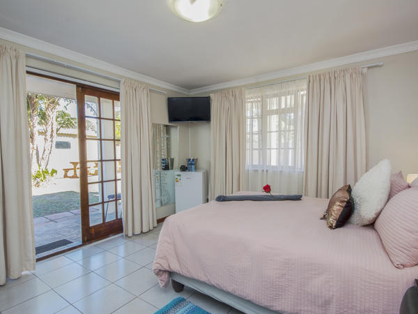 Double de Luxe Room 7 Outside @ Walmer Villiers Self Catering