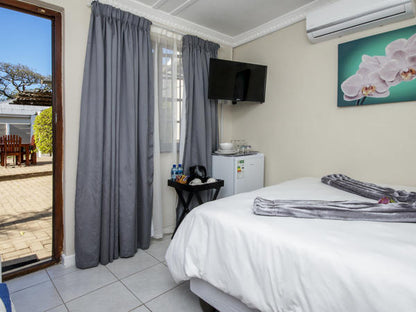Small Double Room 6 Outside @ Walmer Villiers Self Catering