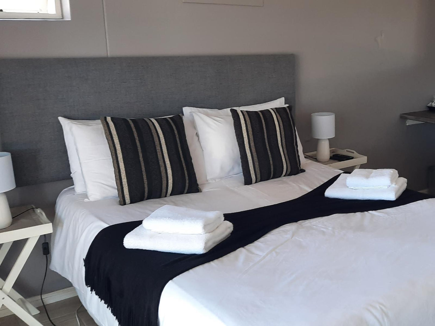 Queen Room @ Phoenix Lodge And Waterside Accommodation