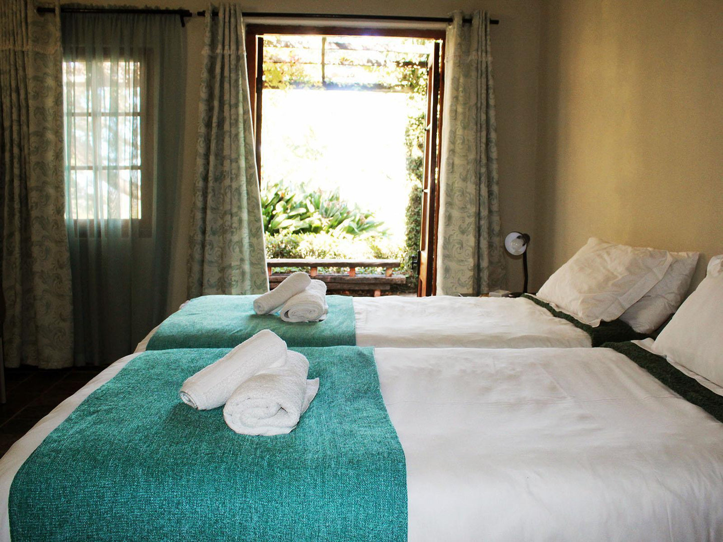 Lodge 4 -Twin Room En-suite bathroom @ Wildnut Lodge And Game Farm