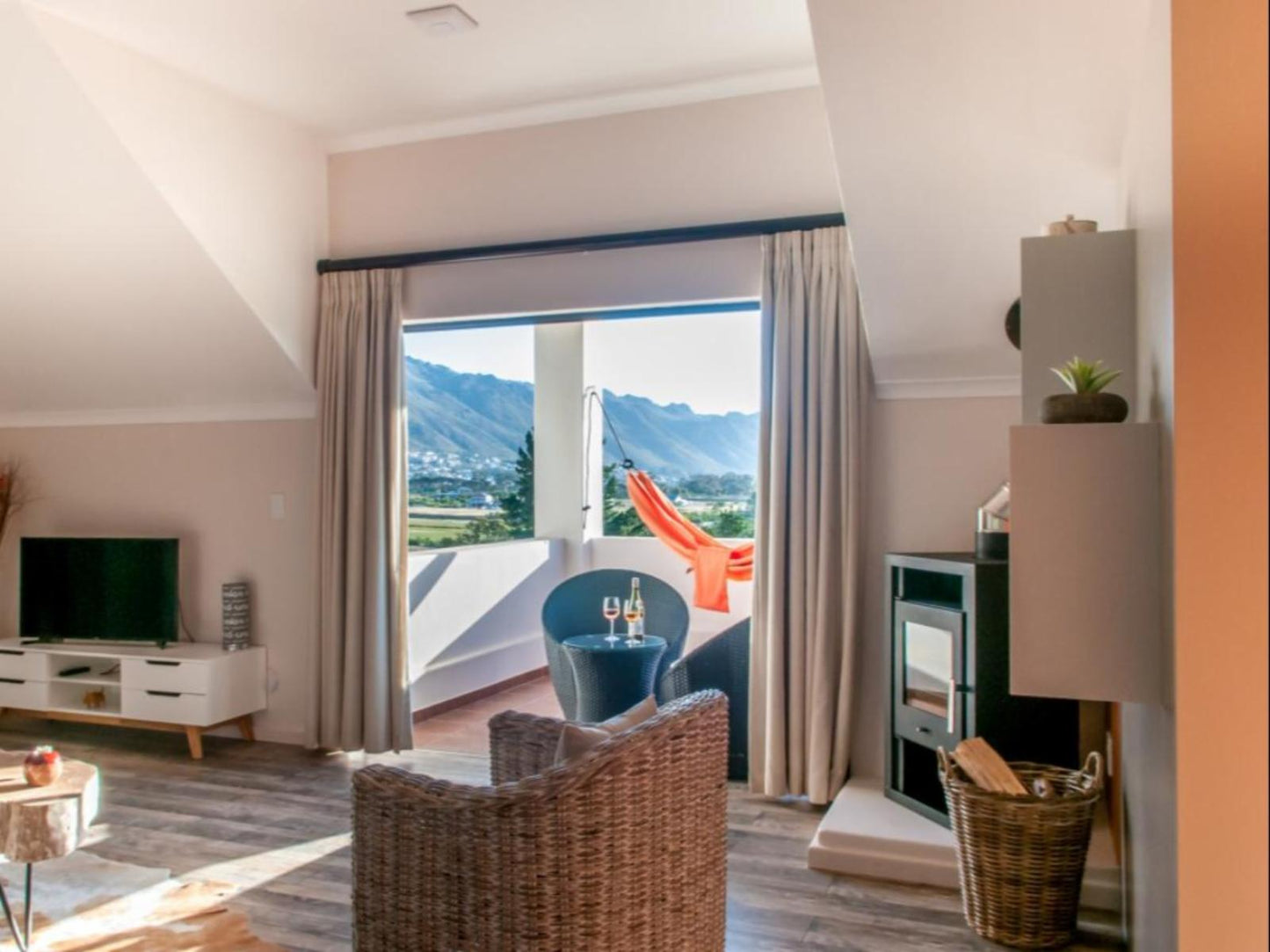 Luxury Suite - Ocean and Mountain View @ Wind-Rose Guest House